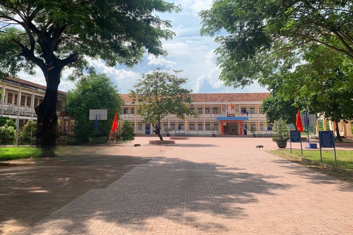 Diễn biến mới vụ học sinh đang học bị phó hiệu trưởng gọi ra… quét rác giữa trời nắng- Ảnh 1.