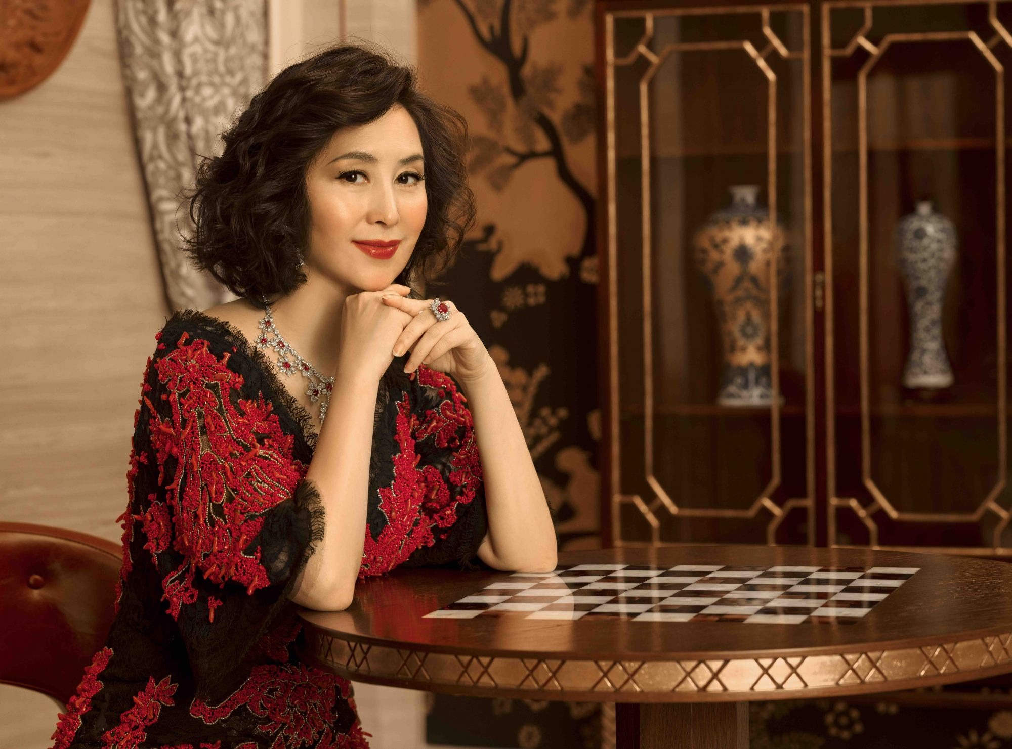 Bi kịch của ái nữ trùm sòng bạc Macau: Bỏ bạn trai để liên hôn, đau đớn bê quan tài khi tình cũ tự tử- Ảnh 10. Bi kịch của ái nữ trùm sòng bạc Macau: Bỏ bạn trai để liên hôn, đau đớn bê quan tài khi tình cũ tự tử- Ảnh 10.