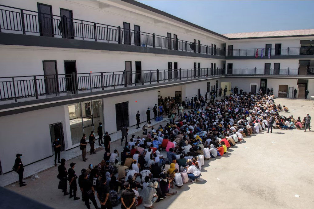 Đ&ecirc;m hỗn loạn ở bi&ecirc;n giới Myanmar - Th&aacute;i Lan: 700 người vượt s&ocirc;ng th&aacute;o chạy khỏi 'đế chế lừa đảo' KK Park- Ảnh 3.