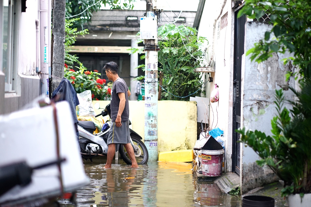 Khu phố tại TP.HCM chìm trong "biển" nước sáng 24/10: Người dân bì bõm đi làm, xe chết máy la liệt- Ảnh 4. Khu phố tại TP.HCM chìm trong "biển" nước sáng 24/10: Người dân bì bõm đi làm, xe chết máy la liệt- Ảnh 4.