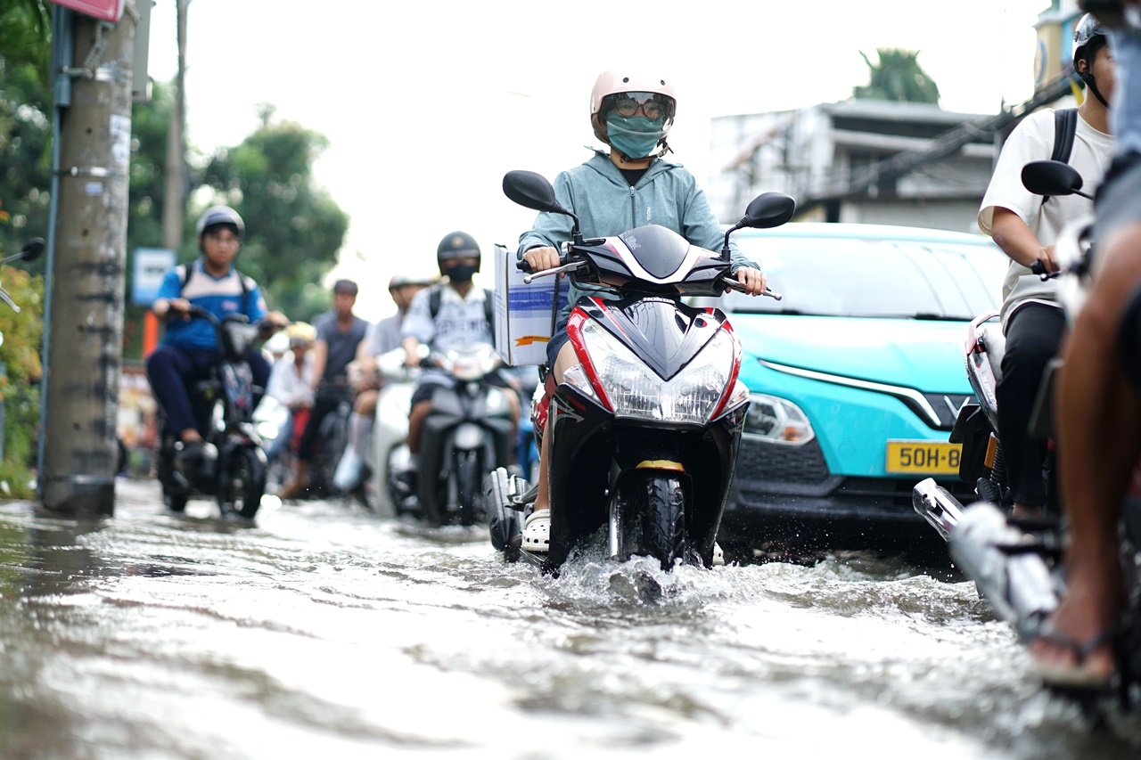 Khu phố tại TP.HCM chìm trong "biển" nước sáng 24/10: Người dân bì bõm đi làm, xe chết máy la liệt- Ảnh 1. Khu phố tại TP.HCM chìm trong "biển" nước sáng 24/10: Người dân bì bõm đi làm, xe chết máy la liệt- Ảnh 1.