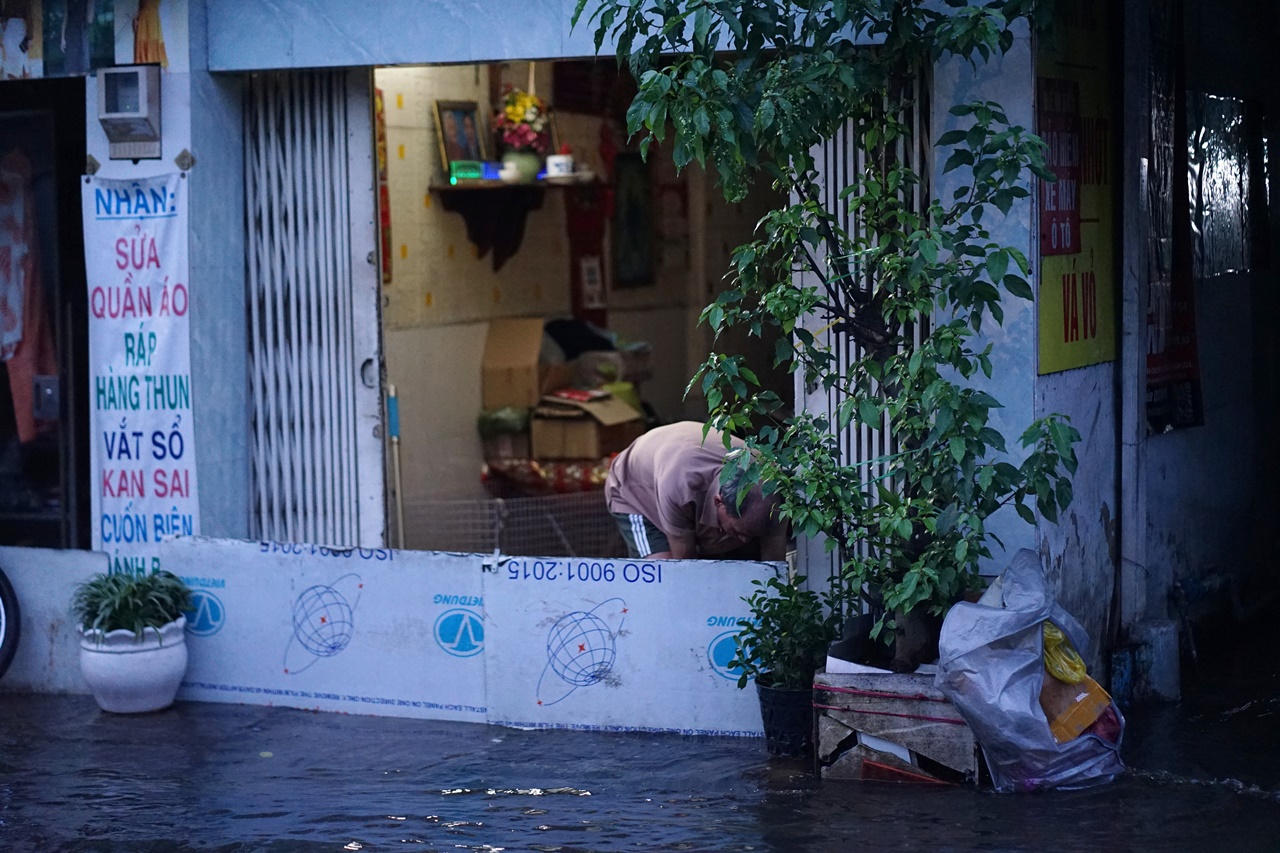 Khu phố tại TP.HCM chìm trong "biển" nước sáng 24/10: Người dân bì bõm đi làm, xe chết máy la liệt- Ảnh 2. Khu phố tại TP.HCM chìm trong "biển" nước sáng 24/10: Người dân bì bõm đi làm, xe chết máy la liệt- Ảnh 2.