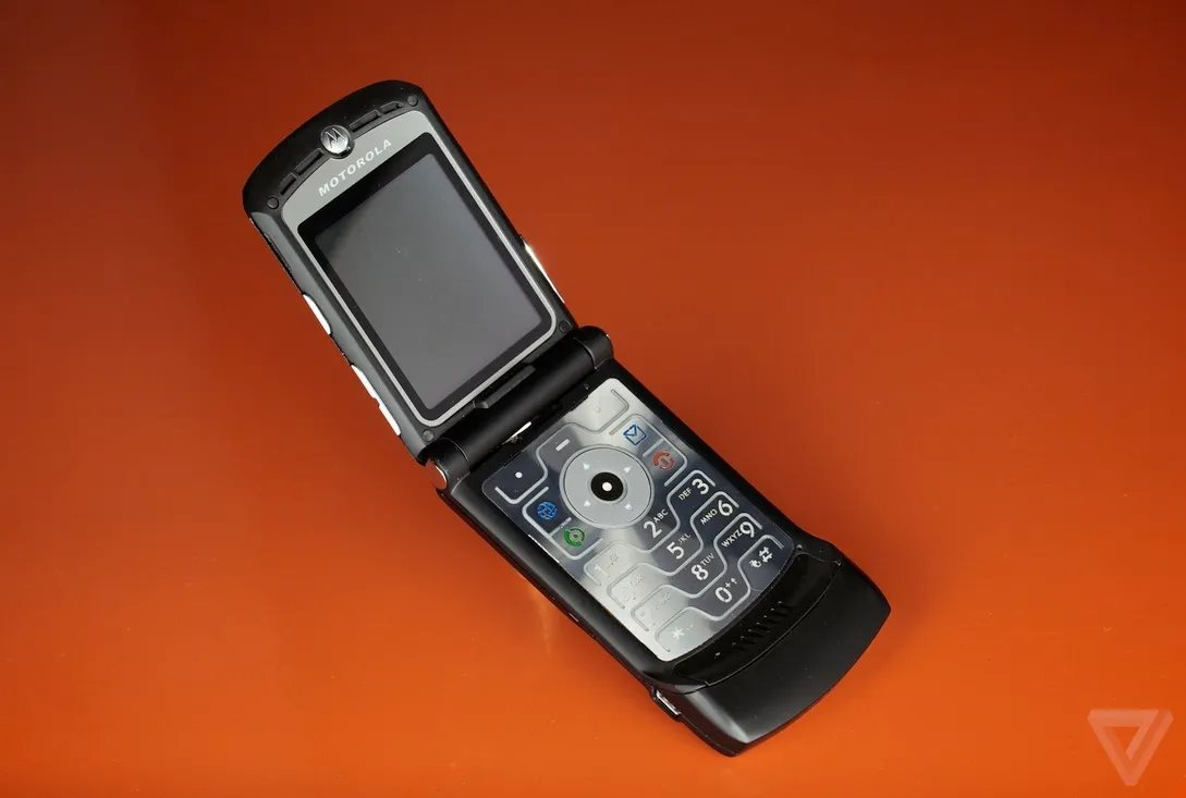 Huyền thoại Motorola tham vọng đua tranh với iPhone, Samsung ở Việt Nam: Liệu có quá "ảo tưởng sức mạnh"?- Ảnh 6. Huyền thoại Motorola tham vọng đua tranh với iPhone, Samsung ở Việt Nam: Liệu có quá "ảo tưởng sức mạnh"?- Ảnh 6.