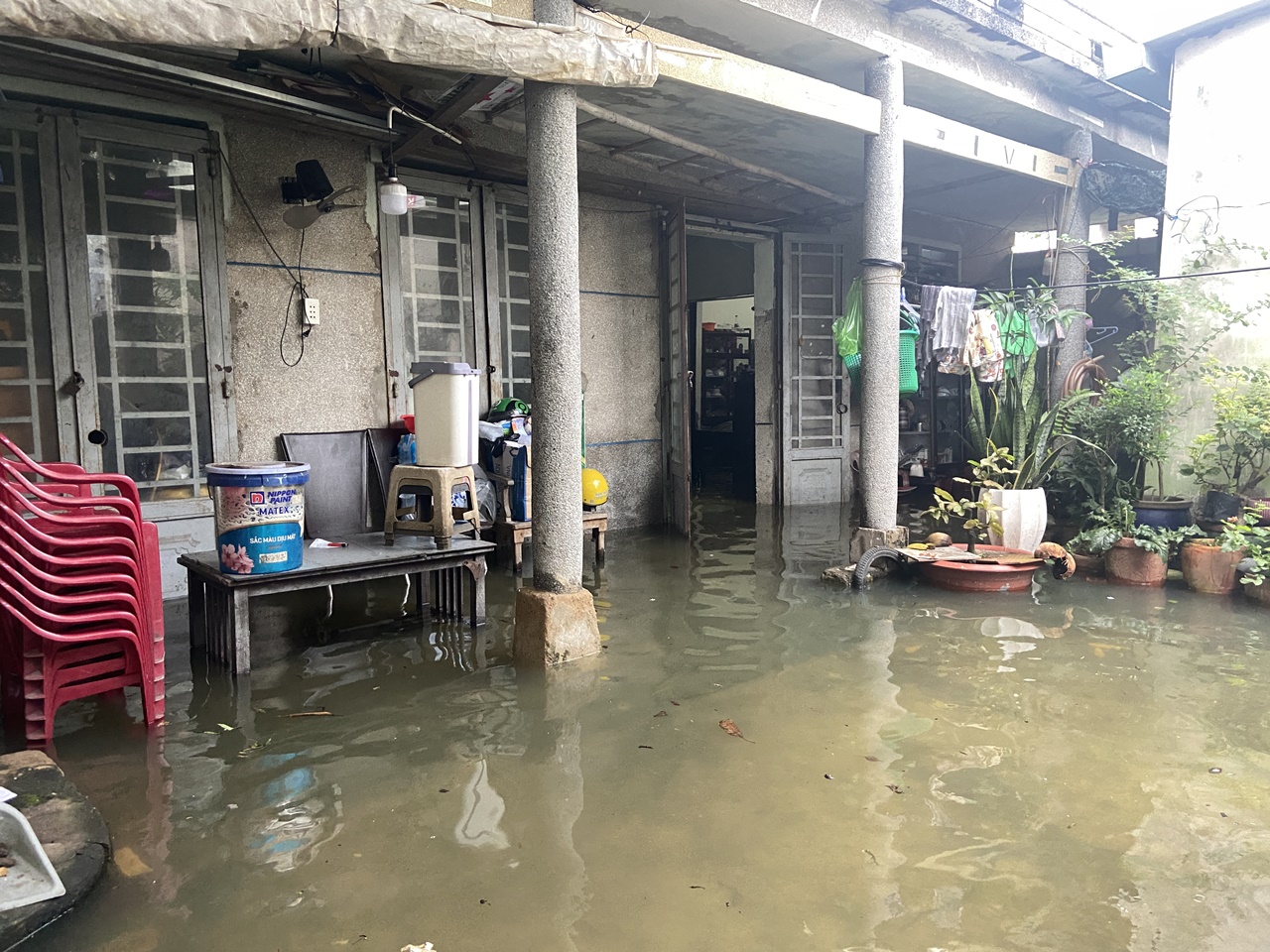 Khu phố tại TP.HCM chìm trong "biển" nước sáng 24/10: Người dân bì bõm đi làm, xe chết máy la liệt- Ảnh 7. Khu phố tại TP.HCM chìm trong "biển" nước sáng 24/10: Người dân bì bõm đi làm, xe chết máy la liệt- Ảnh 7.