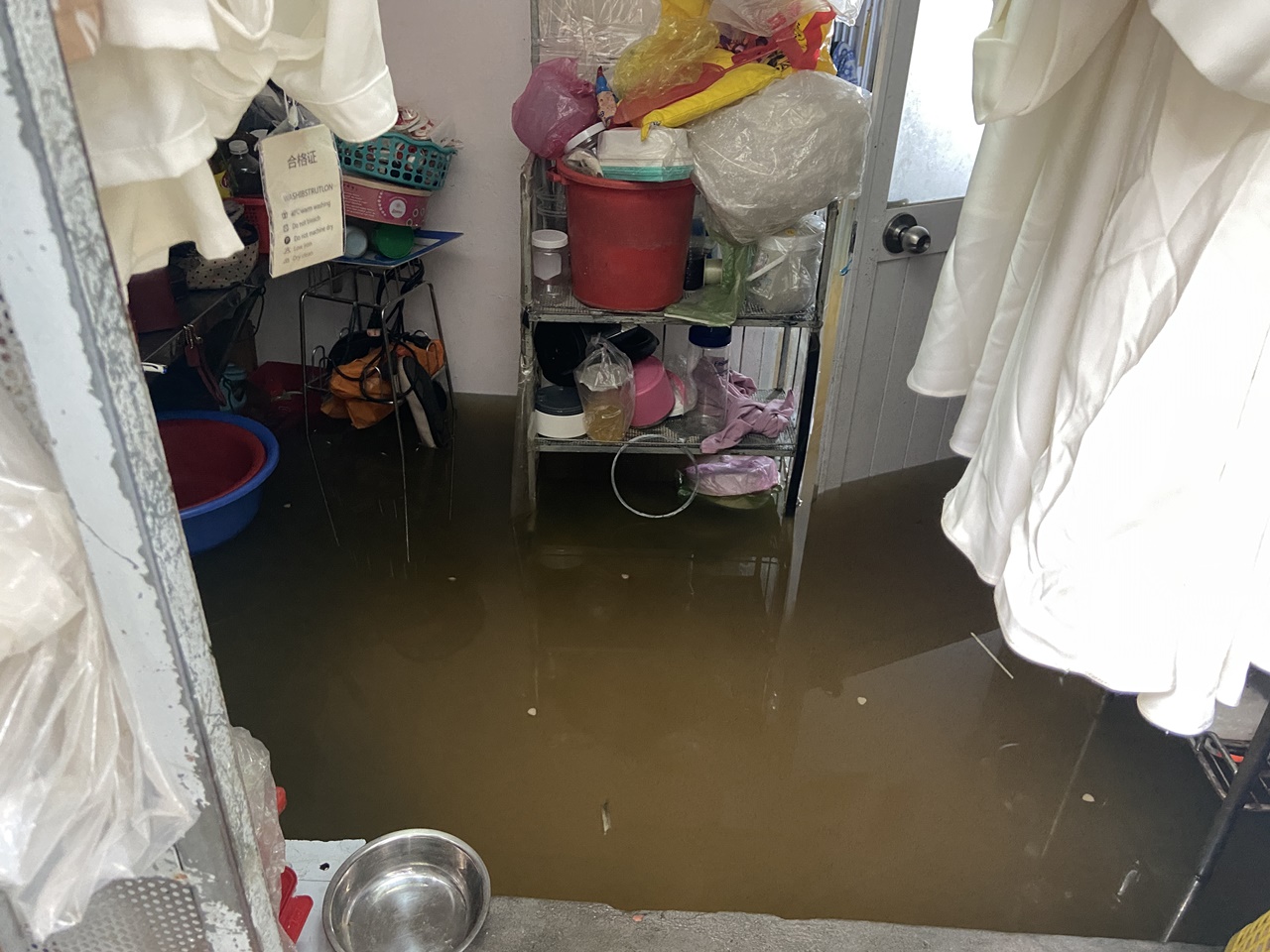 Khu phố tại TP.HCM chìm trong "biển" nước sáng 24/10: Người dân bì bõm đi làm, xe chết máy la liệt- Ảnh 6. Khu phố tại TP.HCM chìm trong "biển" nước sáng 24/10: Người dân bì bõm đi làm, xe chết máy la liệt- Ảnh 6.