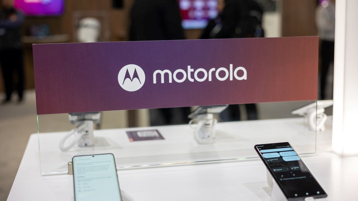 Huyền thoại Motorola tham vọng đua tranh với iPhone, Samsung ở Việt Nam: Liệu có quá "ảo tưởng sức mạnh"?- Ảnh 1. Huyền thoại Motorola tham vọng đua tranh với iPhone, Samsung ở Việt Nam: Liệu có quá "ảo tưởng sức mạnh"?- Ảnh 1.