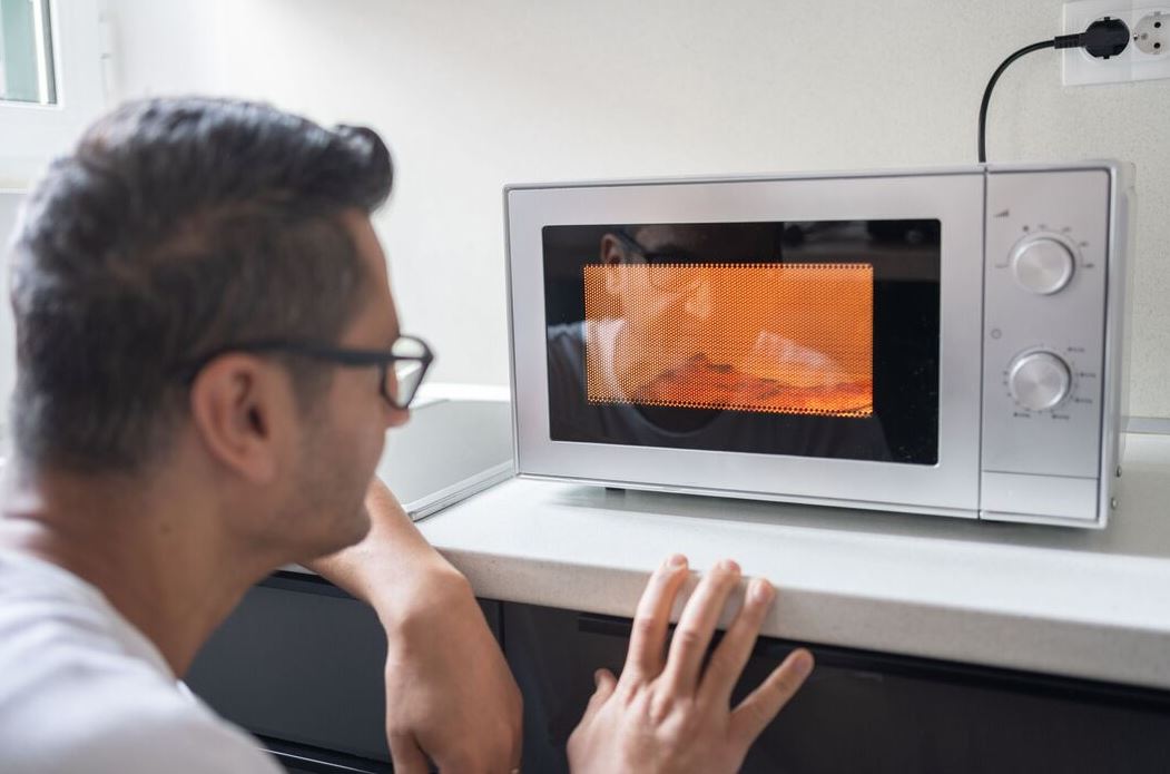 Dùng lò vi sóng 30 năm tôi mới biết tới nút "thần kỳ" này: Giúp thức ăn chín đều, ngon khó cưỡng- Ảnh 1. Dùng lò vi sóng 30 năm tôi mới biết tới nút "thần kỳ" này: Giúp thức ăn chín đều, ngon khó cưỡng- Ảnh 1.