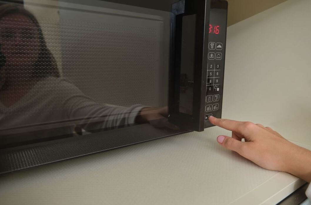 Dùng lò vi sóng 30 năm tôi mới biết tới nút "thần kỳ" này: Giúp thức ăn chín đều, ngon khó cưỡng- Ảnh 2. Dùng lò vi sóng 30 năm tôi mới biết tới nút "thần kỳ" này: Giúp thức ăn chín đều, ngon khó cưỡng- Ảnh 2.