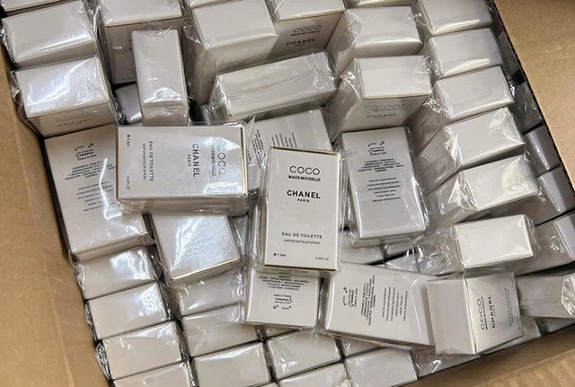 Khám xét văn phòng công ty của vợ chồng Trương Thị Mai Hiền- Ảnh 2. Khám xét văn phòng công ty của vợ chồng Trương Thị Mai Hiền- Ảnh 2.