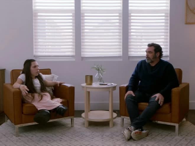 Cặp vợ chồng phát hiện con gái nuôi 6 tuổi thực ra là người trưởng thành và mang âm mưu rùng mình- Ảnh 5.