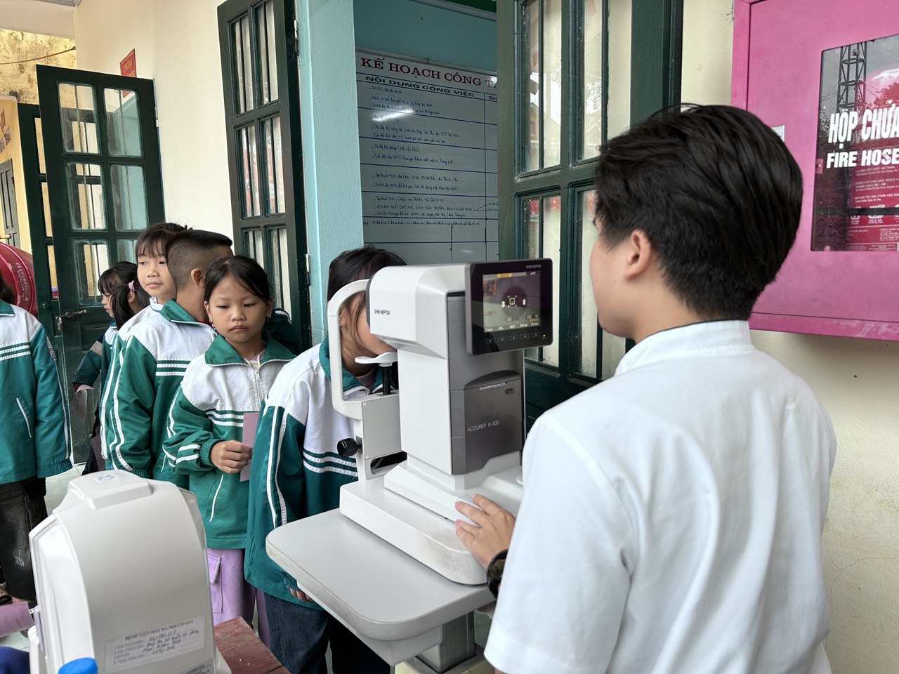 Bé trai 10 tuổi khẳng định "nhìn rõ", kết quả khám cận 10 độ!- Ảnh 2. Bé trai 10 tuổi khẳng định "nhìn rõ", kết quả khám cận 10 độ!- Ảnh 2.