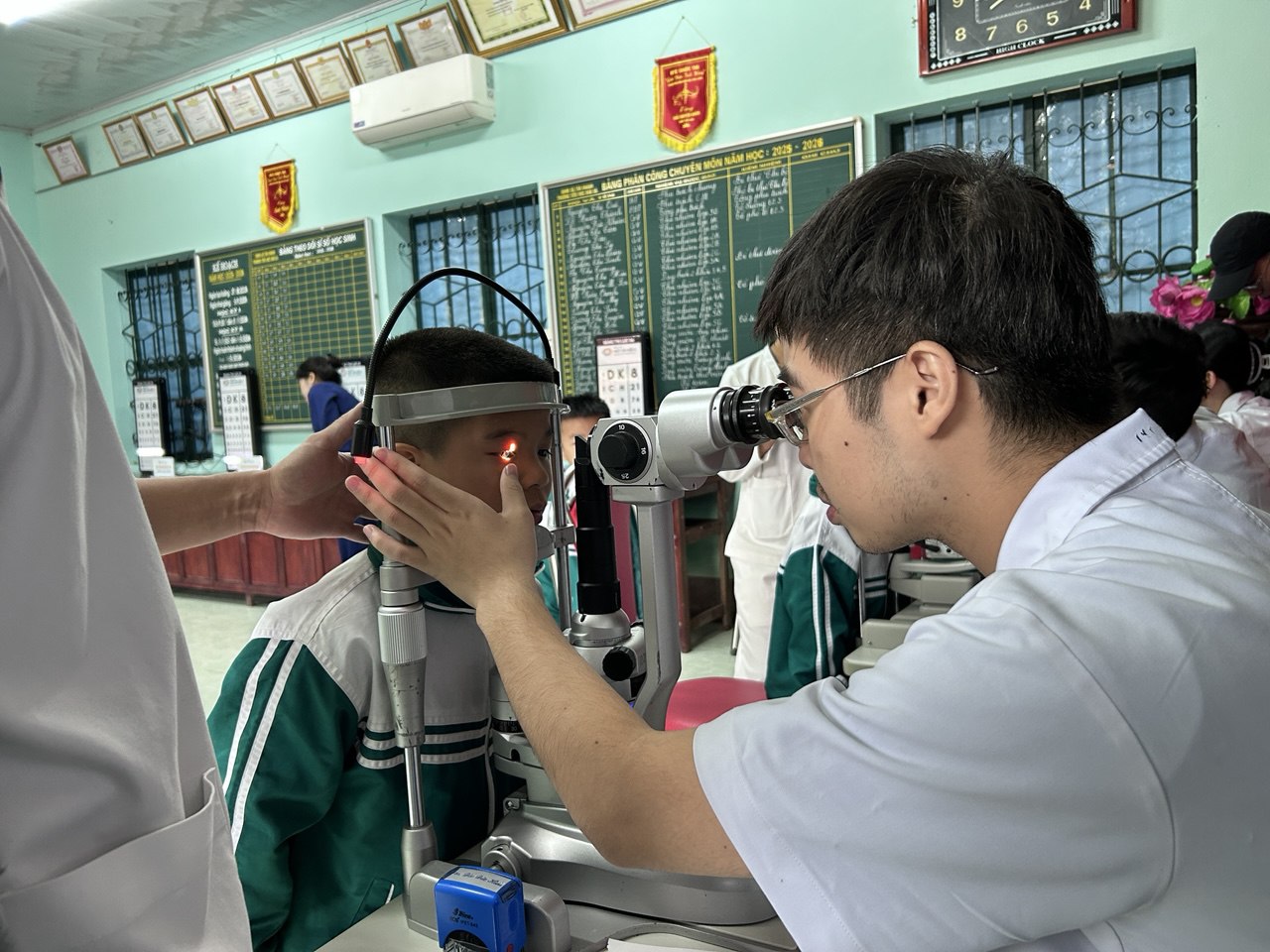 Bé trai 10 tuổi khẳng định "nhìn rõ", kết quả khám cận 10 độ!- Ảnh 4. Bé trai 10 tuổi khẳng định "nhìn rõ", kết quả khám cận 10 độ!- Ảnh 4.