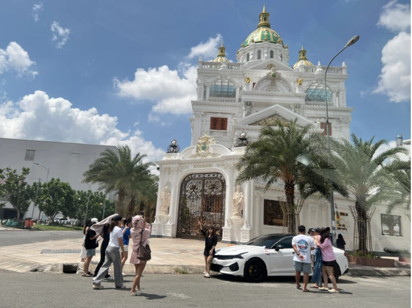 Dùng flycam quay dinh thự của Ngân Collagen và đăng lên mạng: Có thể bị xử lý hình sự!- Ảnh 2.