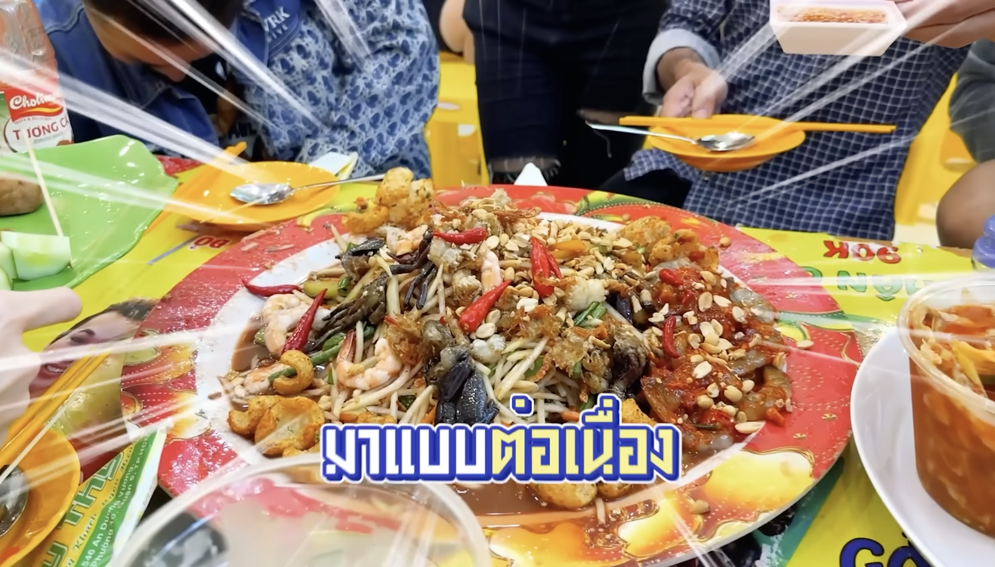 Nữ hoàng chuyển giới phải sang tận Việt Nam để được thử món 