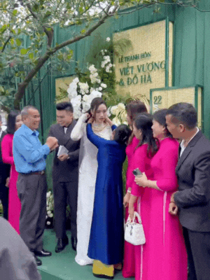 Chủ tịch tập đo&agrave;n Sơn Hải trao cho Hoa hậu Đỗ H&agrave; 1 phong b&igrave;, b&ecirc;n tr&ecirc;n c&oacute; 4 chữ- Ảnh 2.