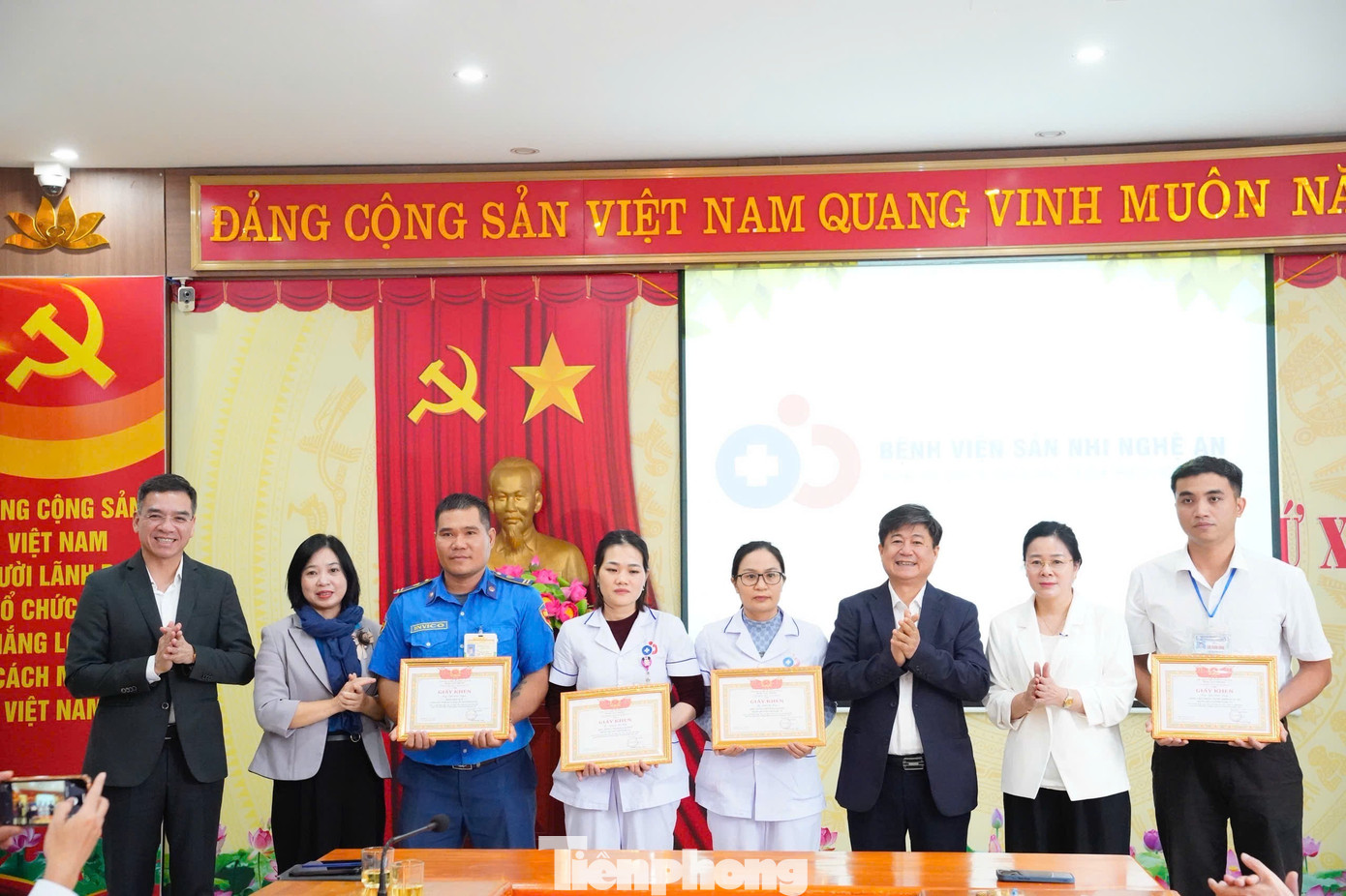 Bộ Y tế sẽ tặng bằng khen cho những nữ điều dưỡng xả thân cứu người ở Bệnh viện Sản Nhi Nghệ An- Ảnh 3. Bộ Y tế sẽ tặng bằng khen cho những nữ điều dưỡng xả thân cứu người ở Bệnh viện Sản Nhi Nghệ An- Ảnh 3.
