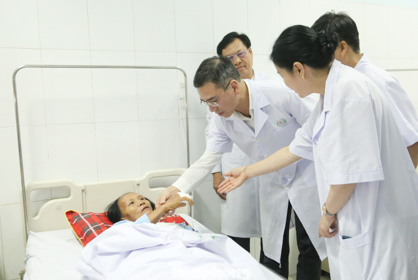 Bộ Y tế sẽ tặng bằng khen cho những nữ điều dưỡng xả thân cứu người ở Bệnh viện Sản Nhi Nghệ An- Ảnh 2. Bộ Y tế sẽ tặng bằng khen cho những nữ điều dưỡng xả thân cứu người ở Bệnh viện Sản Nhi Nghệ An- Ảnh 2.