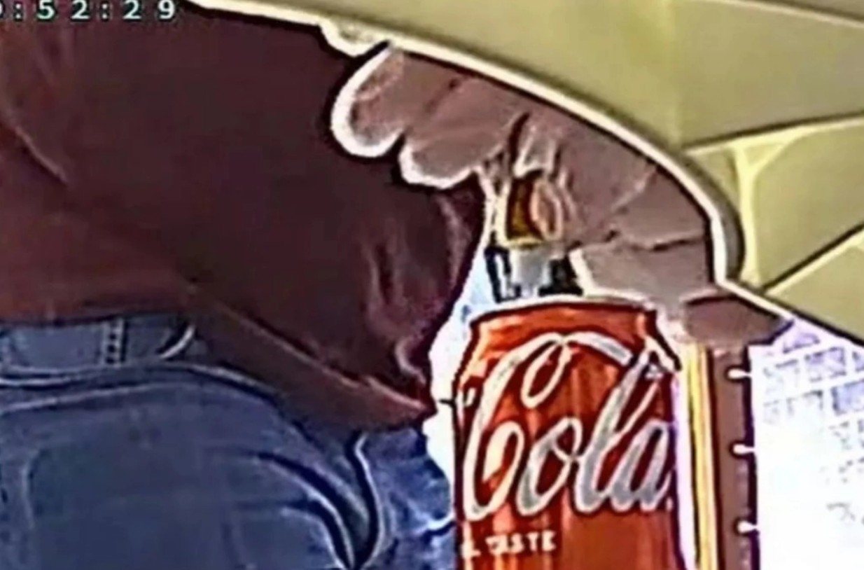 Uống nước trên công ty có vị lạ, cô gái lắp camera giấu kín thì phát hiện sự thật kinh hoàng: Cái chết chỉ còn cách 1mm- Ảnh 2. Uống nước trên công ty có vị lạ, cô gái lắp camera giấu kín thì phát hiện sự thật kinh hoàng: Cái chết chỉ còn cách 1mm- Ảnh 2.