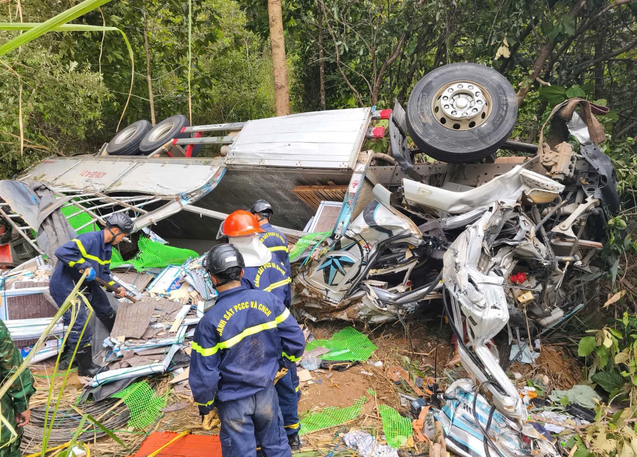 Hai vợ chồng tử vong thương t&acirc;m trong vụ lật xe tr&ecirc;n đ&egrave;o Ngọc Vin- Ảnh 1.