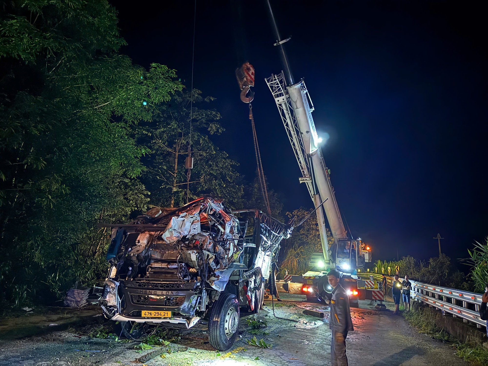 Hai vợ chồng tử vong thương t&acirc;m trong vụ lật xe tr&ecirc;n đ&egrave;o Ngọc Vin- Ảnh 2.