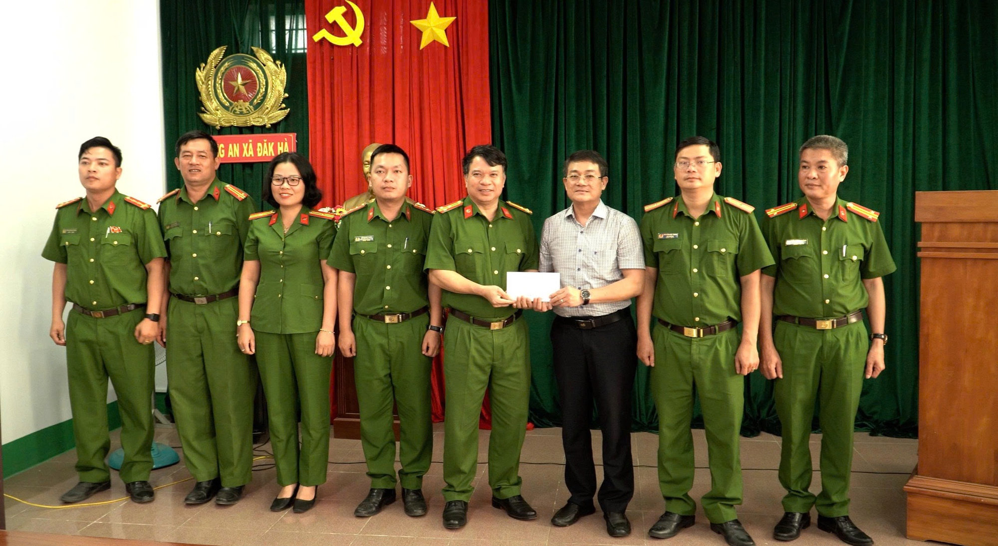 Bắt nhanh nghi phạm xông vào nhà trọ chém đôi nam nữ: Công an xã Đăk Hà được khen thưởng- Ảnh 2. Bắt nhanh nghi phạm xông vào nhà trọ chém đôi nam nữ: Công an xã Đăk Hà được khen thưởng- Ảnh 2.