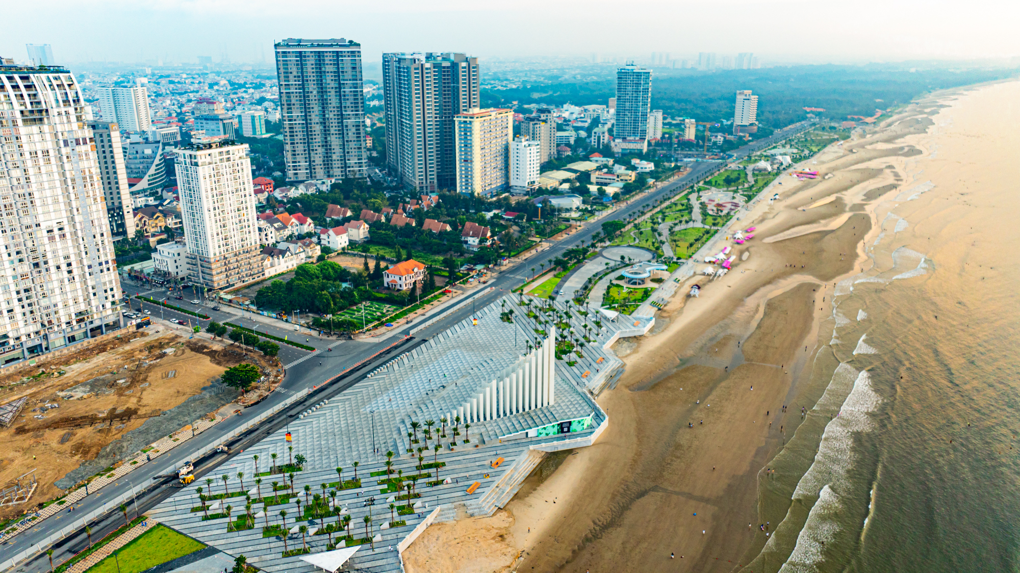 Cận cảnh tòa tháp có 143 trụ bê tông, trị giá 155 tỷ, là món quà của Sun Group: Thi công nhanh kỷ lục, vừa hoàn thành đã là điểm hot check in - Ảnh 1. Cận cảnh tòa tháp có 143 trụ bê tông, trị giá 155 tỷ, là món quà của Sun Group: Thi công nhanh kỷ lục, vừa hoàn thành đã là điểm hot check in - Ảnh 1.