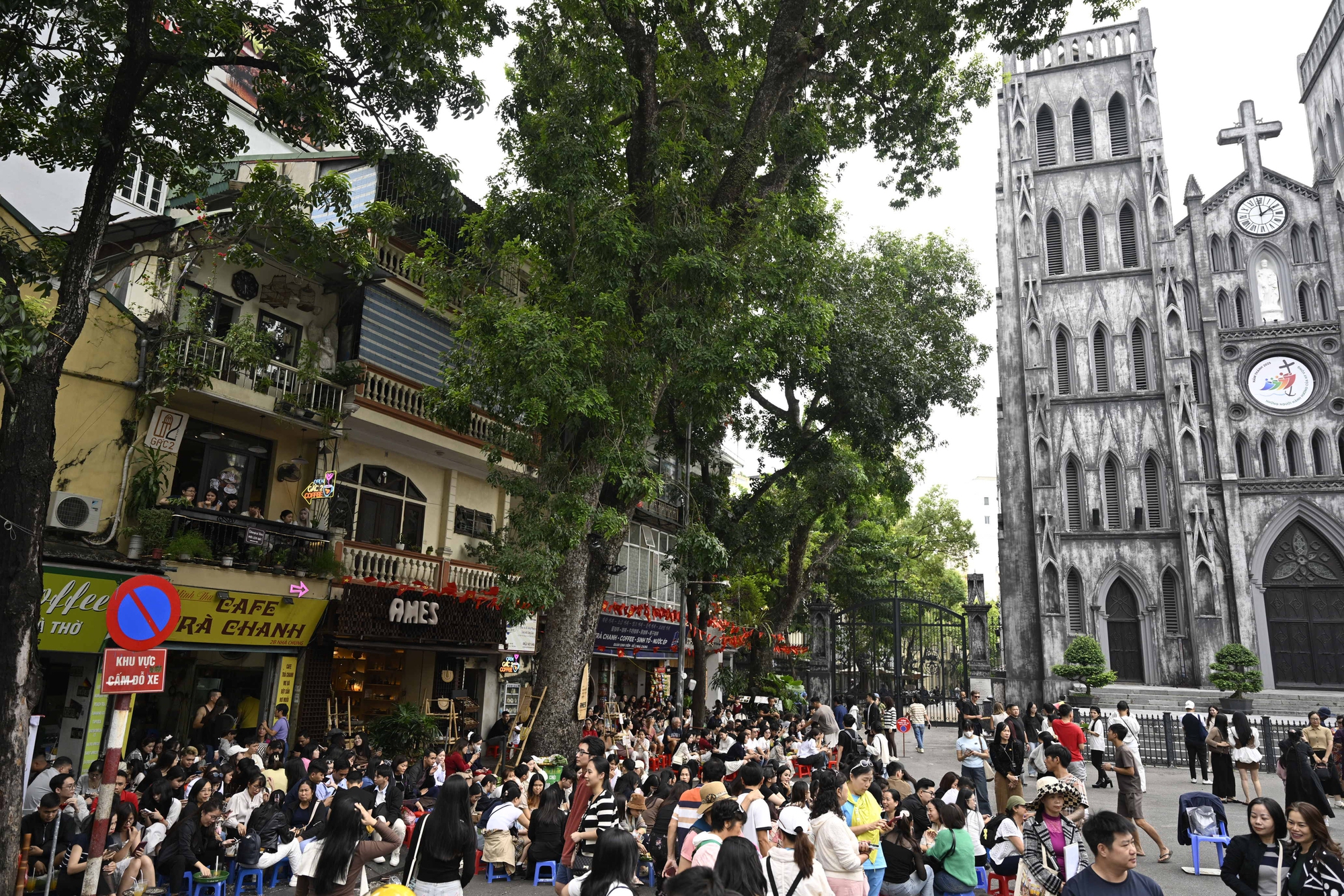 Công an dẹp hàng cốm lấn chiếm hè phố Nhà Thờ, các Công an dẹp hàng cốm lấn chiếm hè phố Nhà Thờ, các