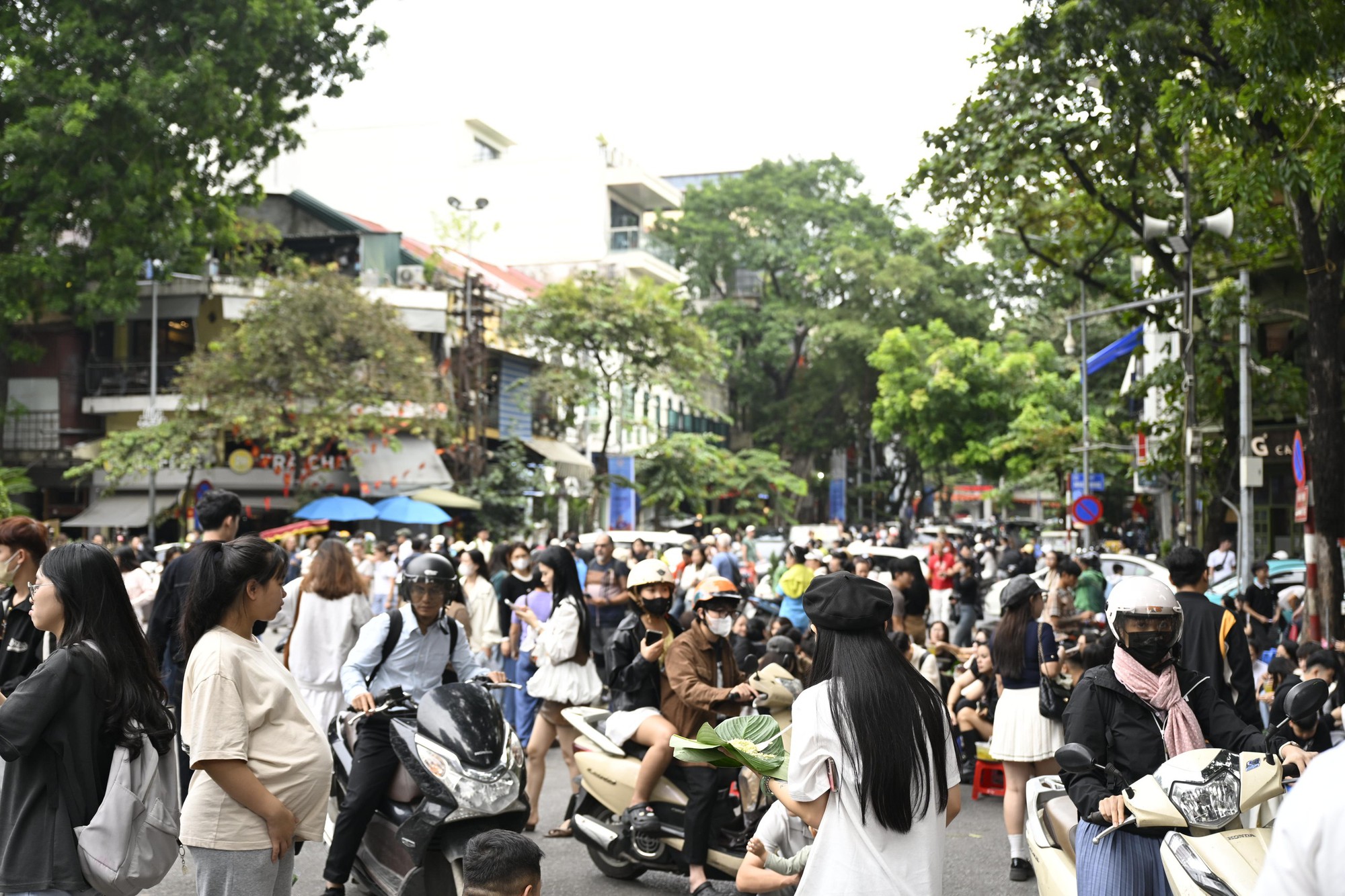 Công an dẹp hàng cốm lấn chiếm hè phố Nhà Thờ, các Công an dẹp hàng cốm lấn chiếm hè phố Nhà Thờ, các