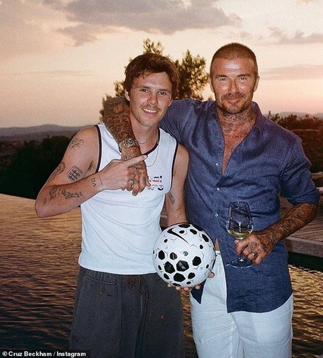 Quý tử "bôi tro trát trấu" vào mặt vợ chồng Beckham - Ảnh 7. Quý tử "bôi tro trát trấu" vào mặt vợ chồng Beckham - Ảnh 7.