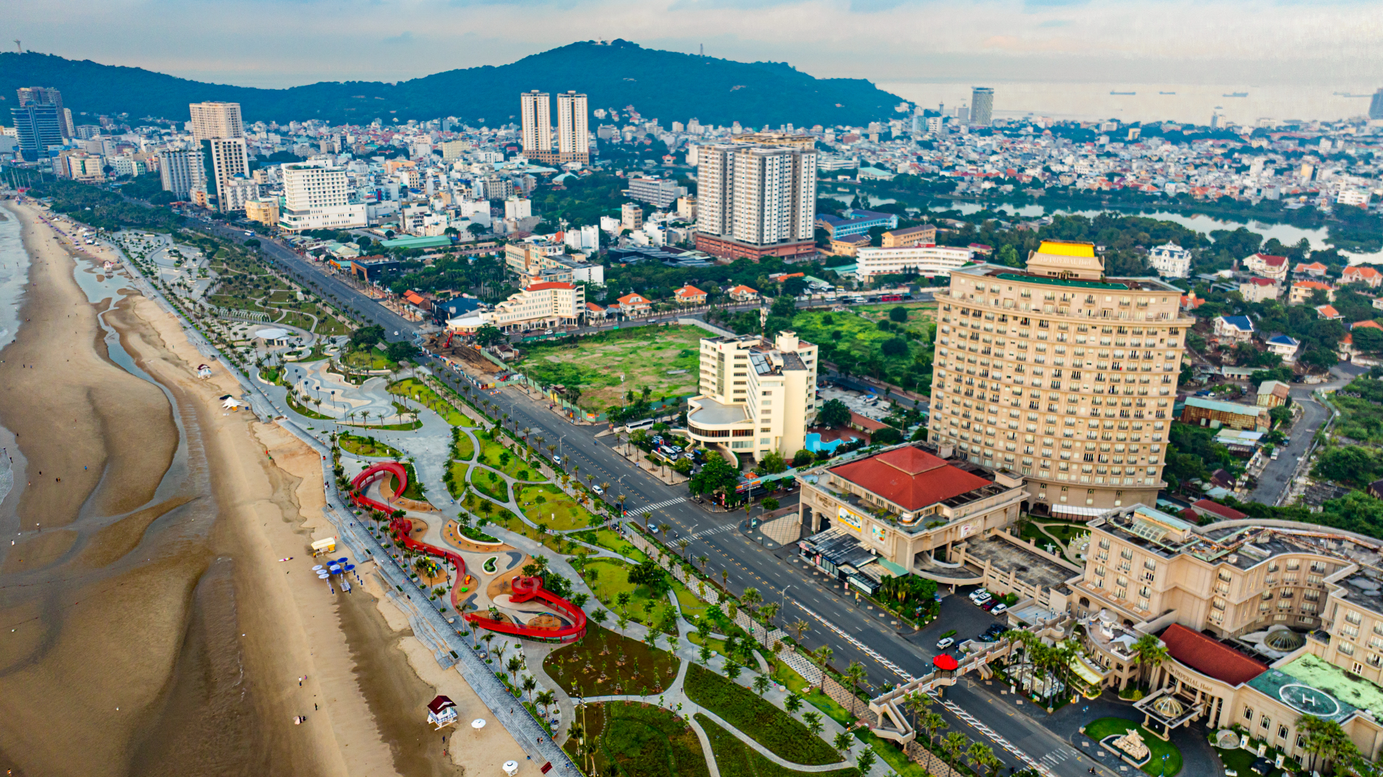 Cận cảnh tòa tháp có 143 trụ bê tông, trị giá 155 tỷ, là món quà của Sun Group: Thi công nhanh kỷ lục, vừa hoàn thành đã là điểm hot check in - Ảnh 12. Cận cảnh tòa tháp có 143 trụ bê tông, trị giá 155 tỷ, là món quà của Sun Group: Thi công nhanh kỷ lục, vừa hoàn thành đã là điểm hot check in - Ảnh 12.