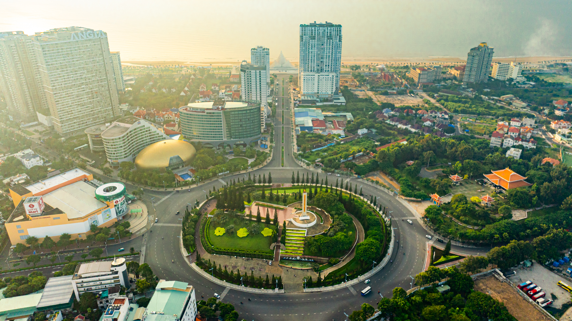 Cận cảnh tòa tháp có 143 trụ bê tông, trị giá 155 tỷ, là món quà của Sun Group: Thi công nhanh kỷ lục, vừa hoàn thành đã là điểm hot check in - Ảnh 13. Cận cảnh tòa tháp có 143 trụ bê tông, trị giá 155 tỷ, là món quà của Sun Group: Thi công nhanh kỷ lục, vừa hoàn thành đã là điểm hot check in - Ảnh 13.