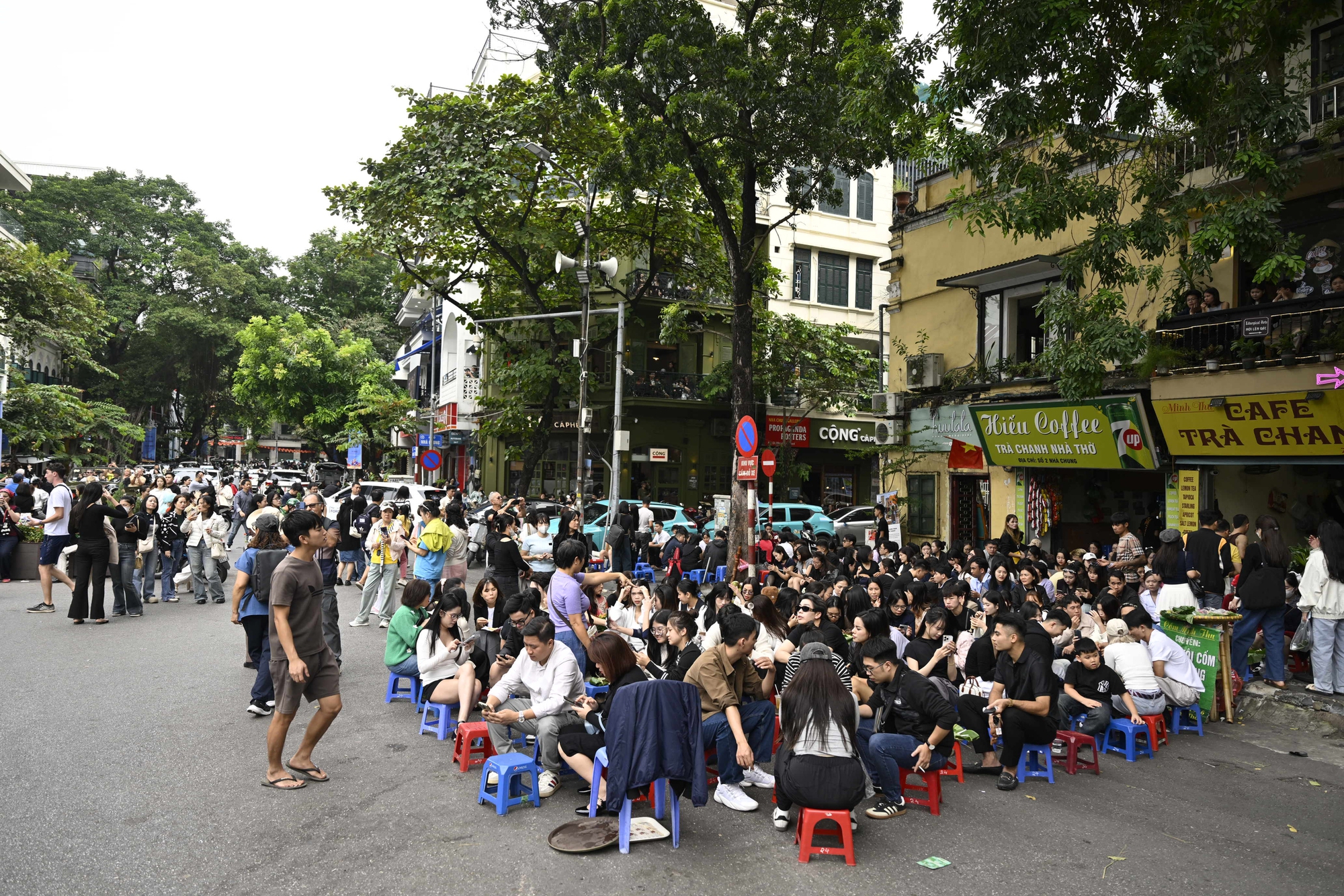 Công an dẹp hàng cốm lấn chiếm hè phố Nhà Thờ, các Công an dẹp hàng cốm lấn chiếm hè phố Nhà Thờ, các