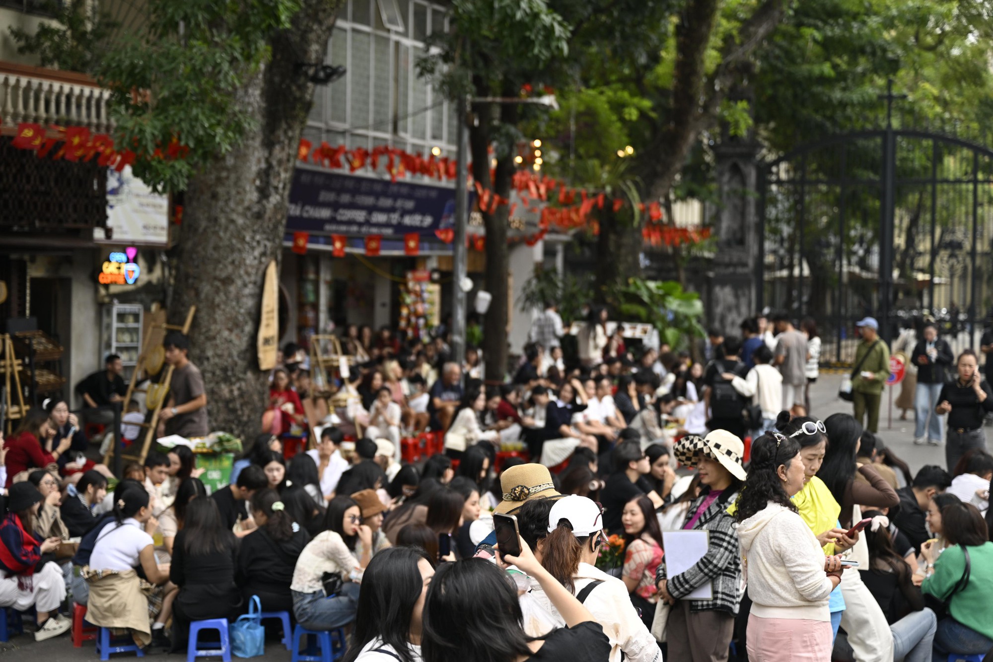Công an dẹp hàng cốm lấn chiếm hè phố Nhà Thờ, các Công an dẹp hàng cốm lấn chiếm hè phố Nhà Thờ, các