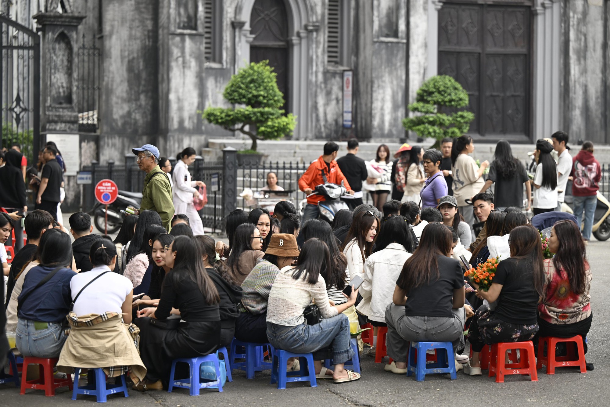 Công an dẹp hàng cốm lấn chiếm hè phố Nhà Thờ, các Công an dẹp hàng cốm lấn chiếm hè phố Nhà Thờ, các