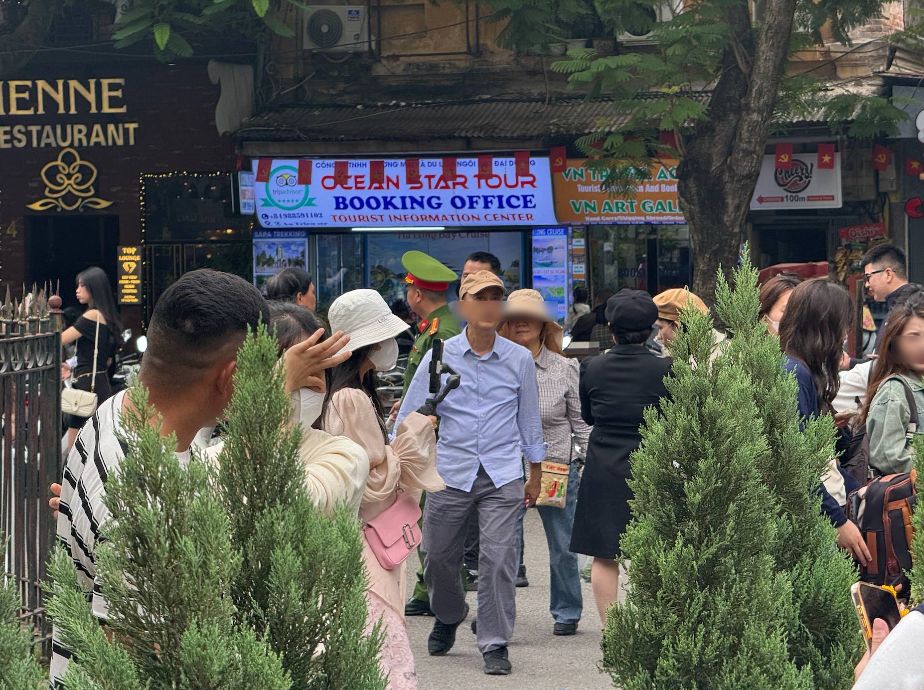 Công an dẹp hàng cốm lấn chiếm hè phố Nhà Thờ, các Công an dẹp hàng cốm lấn chiếm hè phố Nhà Thờ, các