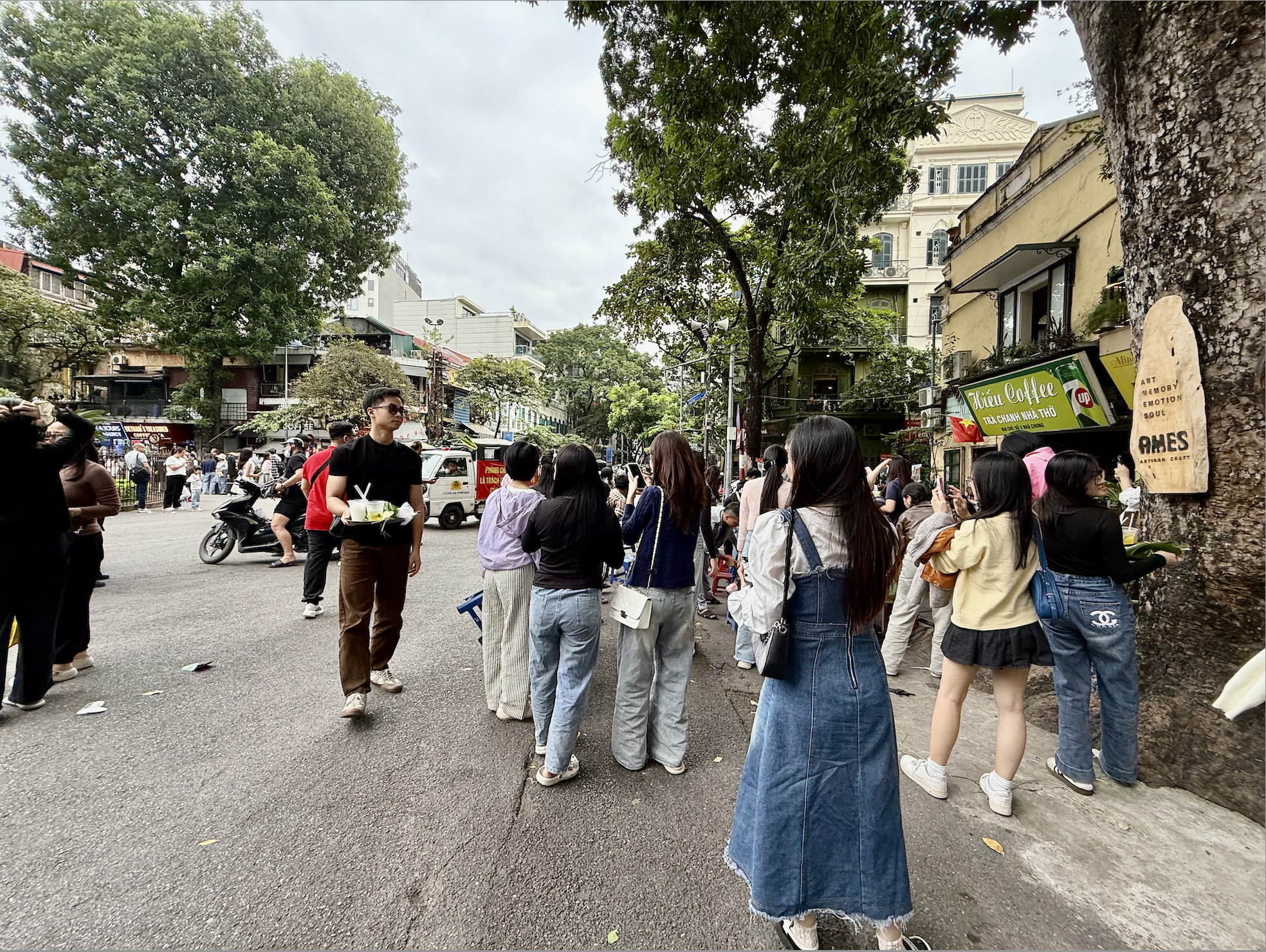 Công an dẹp hàng cốm lấn chiếm hè phố Nhà Thờ, các Công an dẹp hàng cốm lấn chiếm hè phố Nhà Thờ, các