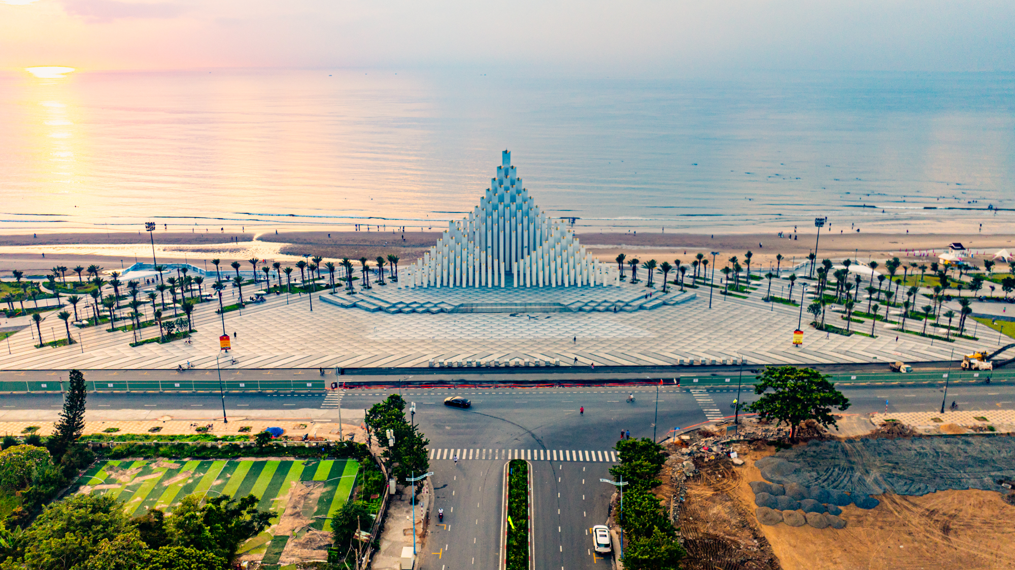 Cận cảnh tòa tháp có 143 trụ bê tông, trị giá 155 tỷ, là món quà của Sun Group: Thi công nhanh kỷ lục, vừa hoàn thành đã là điểm hot check in - Ảnh 6. Cận cảnh tòa tháp có 143 trụ bê tông, trị giá 155 tỷ, là món quà của Sun Group: Thi công nhanh kỷ lục, vừa hoàn thành đã là điểm hot check in - Ảnh 6.