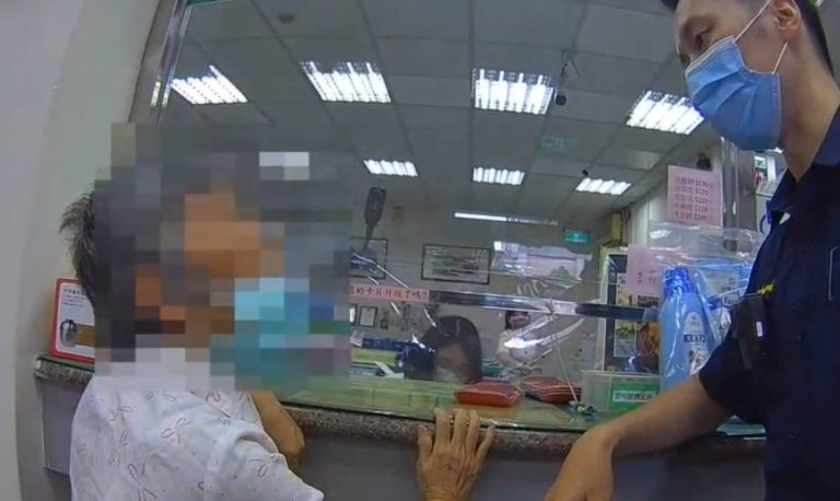 Bà cụ 70 tuổi bị lừa đảo, nghe theo lời thao túng không tưởng của tội phạm, cuối cùng lại lãi lớn gần 2 tỷ- Ảnh 1.