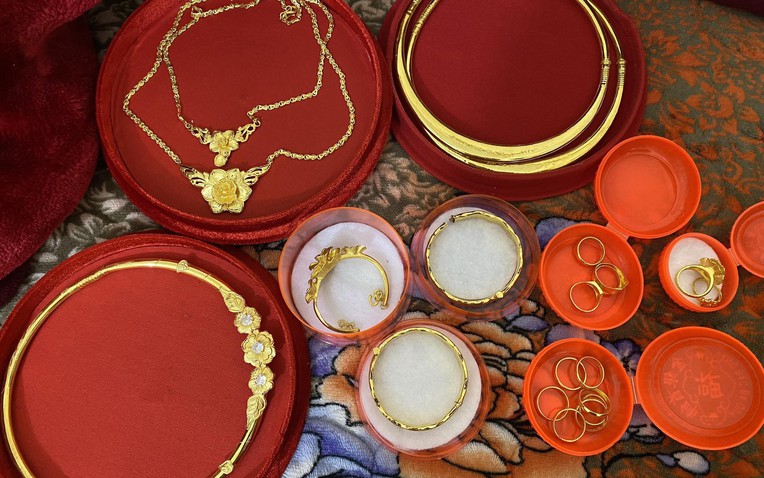 Người phụ nữ Hà Nội bán 10 cây vàng  Người phụ nữ Hà Nội bán 10 cây vàng