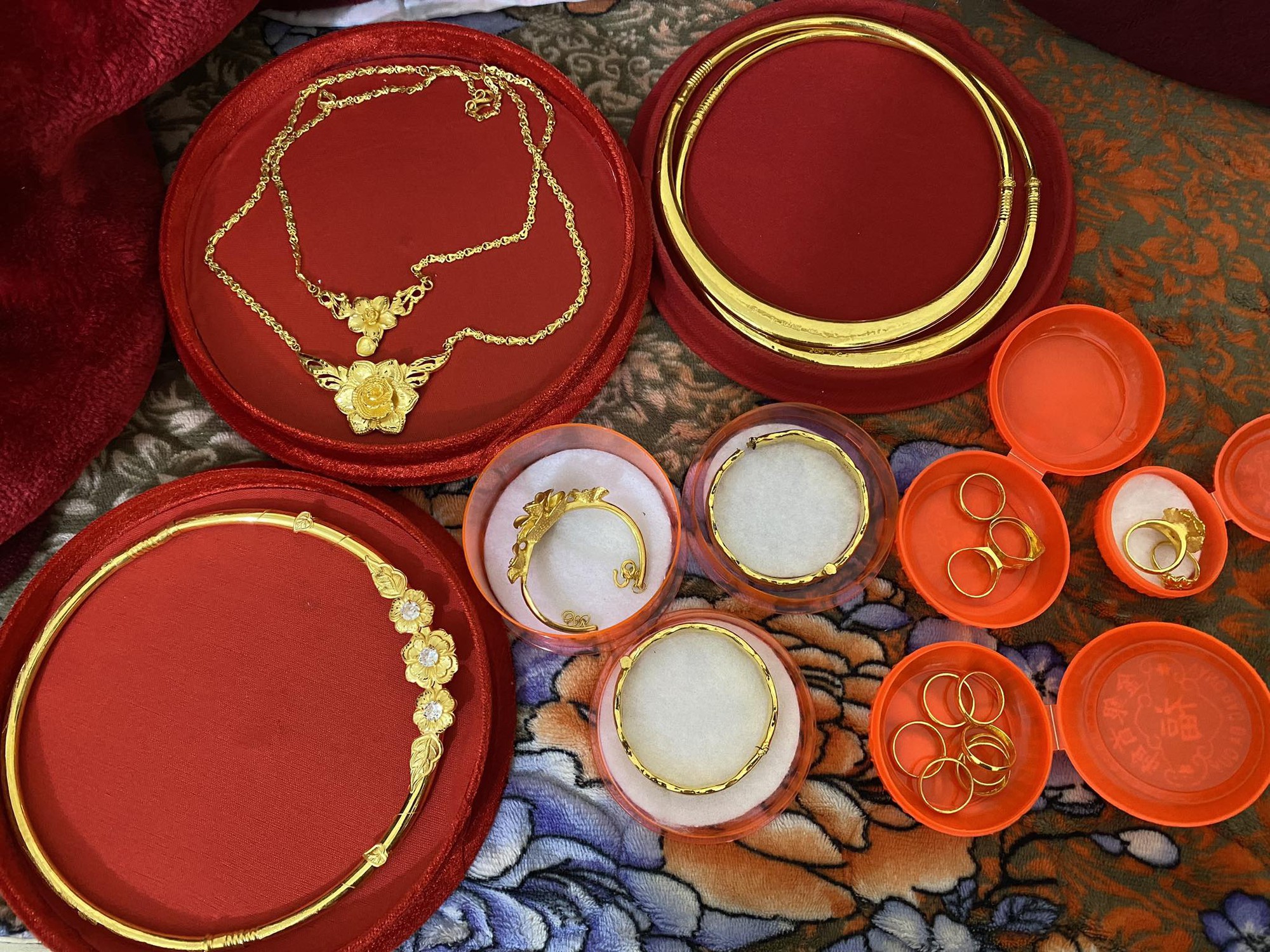 Người phụ nữ Hà Nội bán 10 cây vàng  Người phụ nữ Hà Nội bán 10 cây vàng