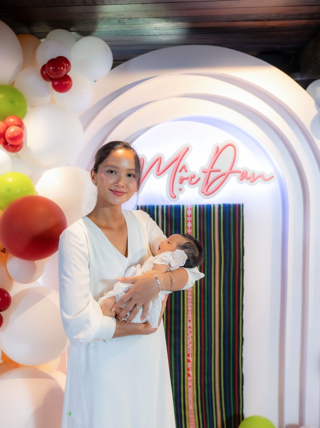 Hoa hậu H'Hen Niê sau khi bị biến dạng mặt - Ảnh 7. Hoa hậu H'Hen Niê sau khi bị biến dạng mặt - Ảnh 7.