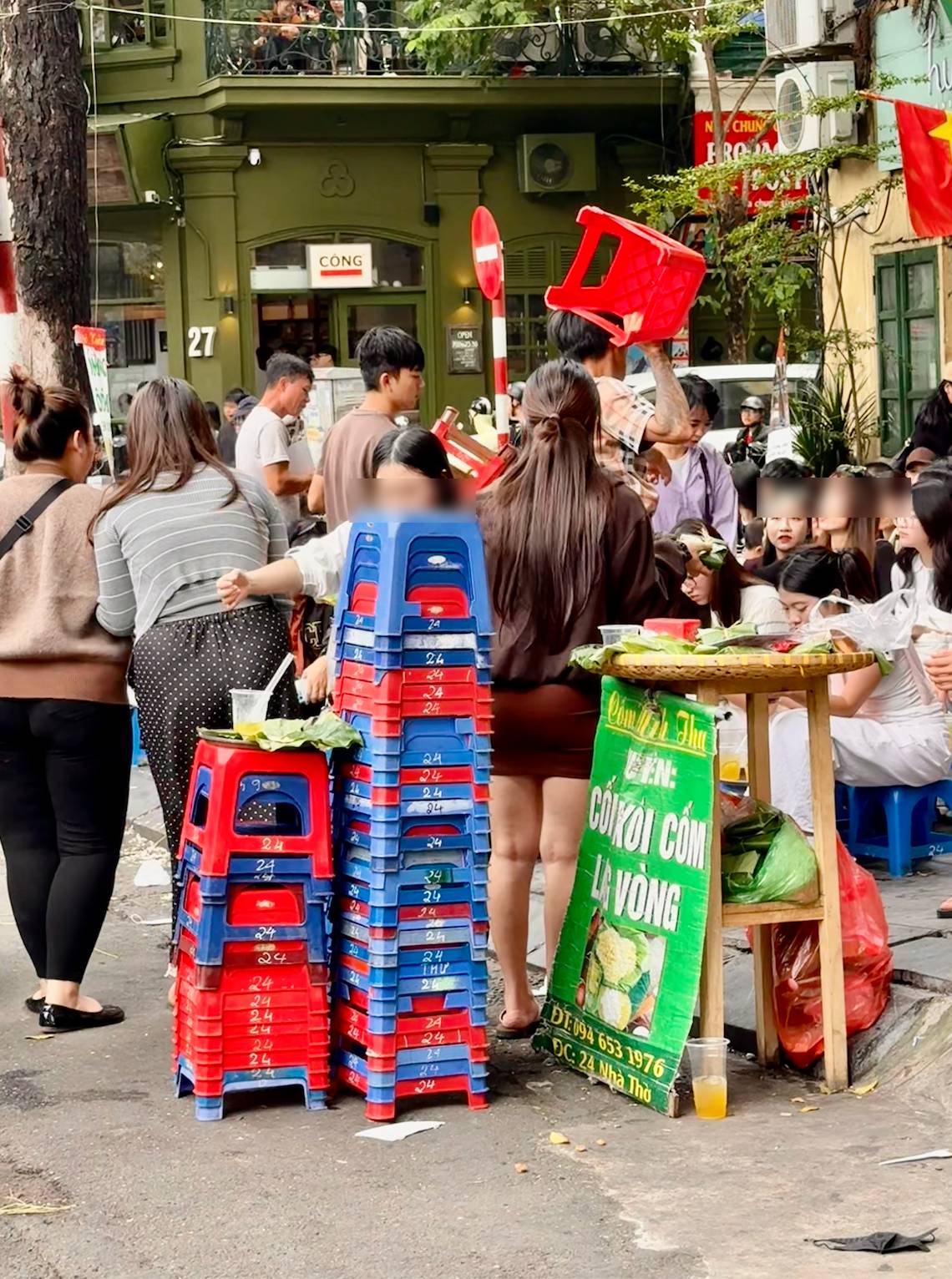 Công an dẹp hàng cốm lấn chiếm hè phố Nhà Thờ, các Công an dẹp hàng cốm lấn chiếm hè phố Nhà Thờ, các