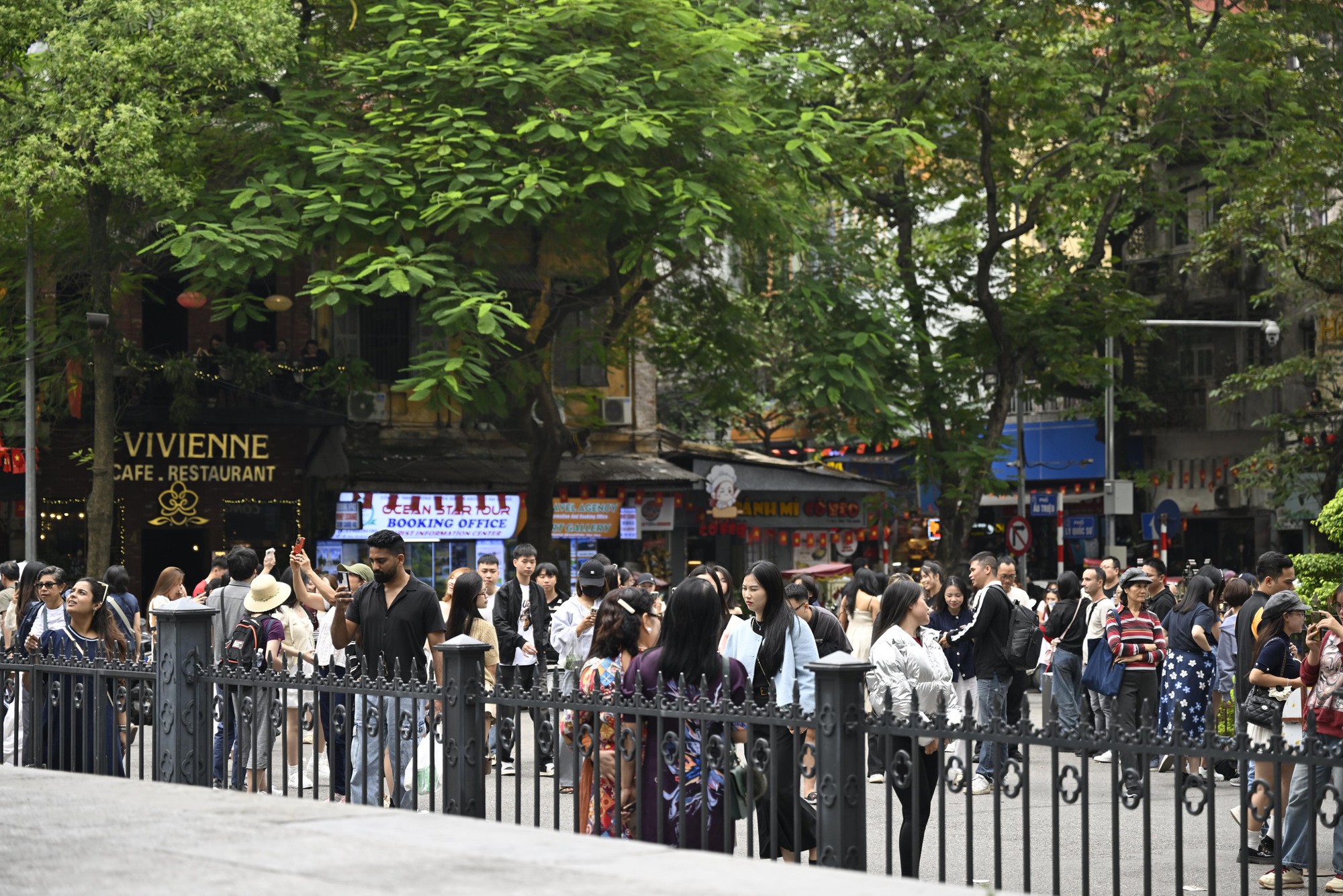 Công an dẹp hàng cốm lấn chiếm hè phố Nhà Thờ, các Công an dẹp hàng cốm lấn chiếm hè phố Nhà Thờ, các