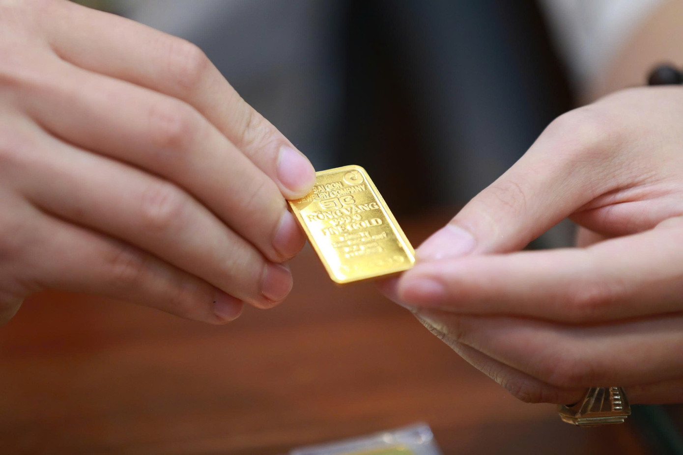 Giá vàng giảm, USD 'chợ đen' lập kỷ lục- Ảnh 1. Giá vàng giảm, USD 'chợ đen' lập kỷ lục- Ảnh 1.