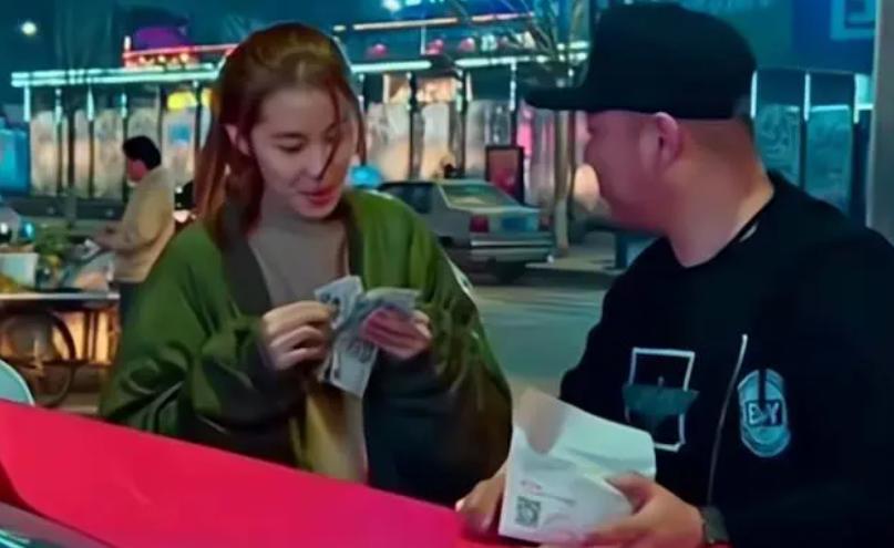 “Em bé khổng lồ” 16 tuổi vẫn được bảo mẫu bón cơm, cắt móng chân, tiêu vặt gần 200 triệu đồng/ngày hiện giờ ra sao?- Ảnh 7. “Em bé khổng lồ” 16 tuổi vẫn được bảo mẫu bón cơm, cắt móng chân, tiêu vặt gần 200 triệu đồng/ngày hiện giờ ra sao?- Ảnh 7.