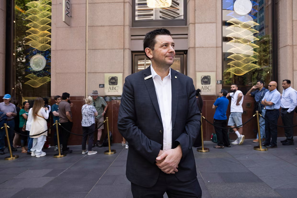 Cảnh tượng hiếm thấy ở &Uacute;c: H&agrave;ng ng&agrave;n người chen ch&uacute;c xếp h&agrave;ng mua v&agrave;ng- Ảnh 2.