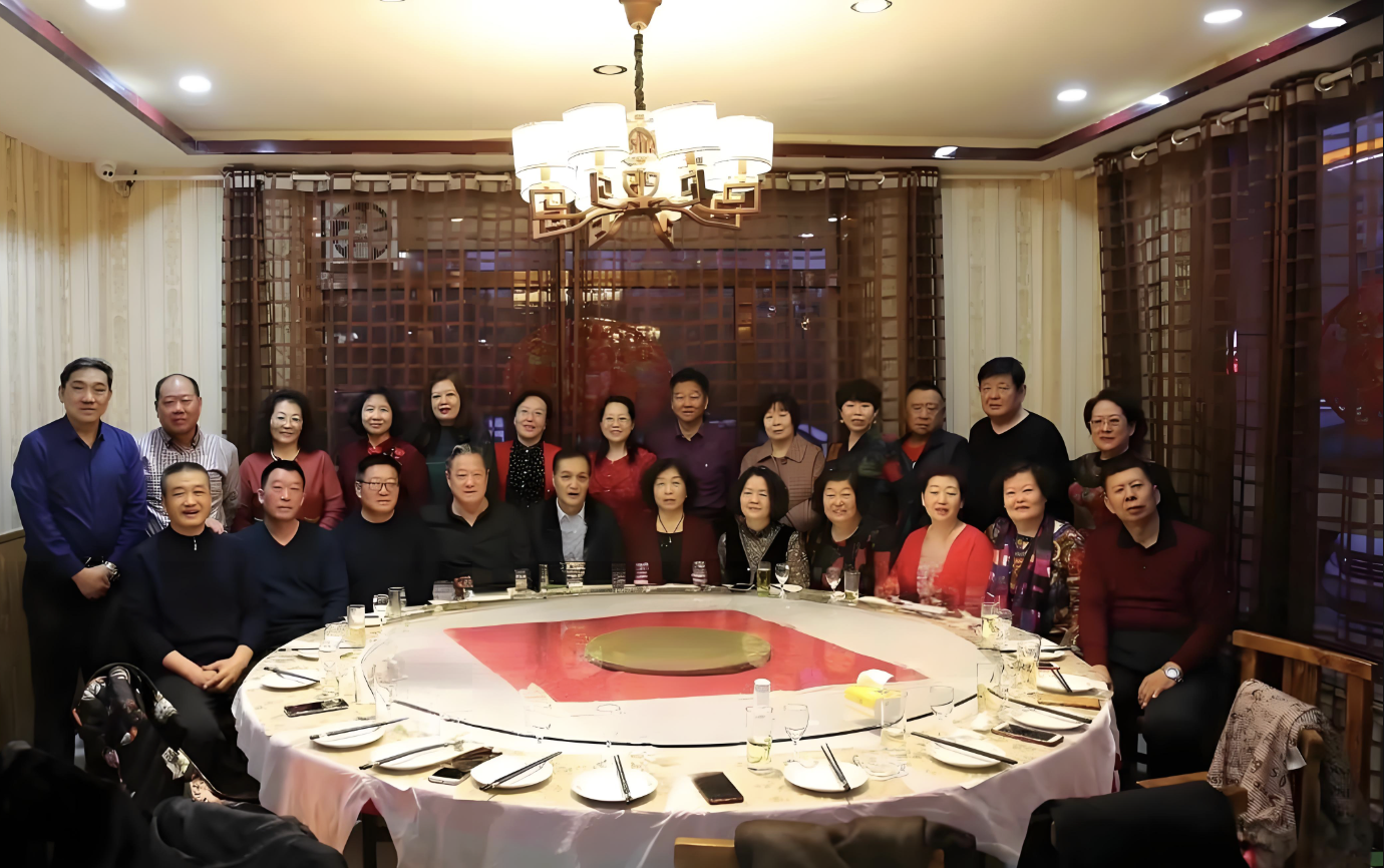 Họp lớp được hỏi tiền tiết kiệm, tôi trả lời thật 25 tỷ đồng nhưng không ai khen, nghe lớp trưởng nói một câu mà cả đời không thể quên- Ảnh 2.