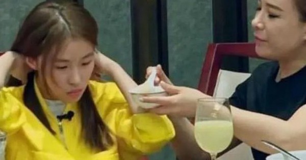 “Em bé khổng lồ” 16 tuổi vẫn được bảo mẫu bón cơm, cắt móng chân, tiêu vặt gần 200 triệu đồng/ngày hiện giờ ra sao?- Ảnh 2. “Em bé khổng lồ” 16 tuổi vẫn được bảo mẫu bón cơm, cắt móng chân, tiêu vặt gần 200 triệu đồng/ngày hiện giờ ra sao?- Ảnh 2.