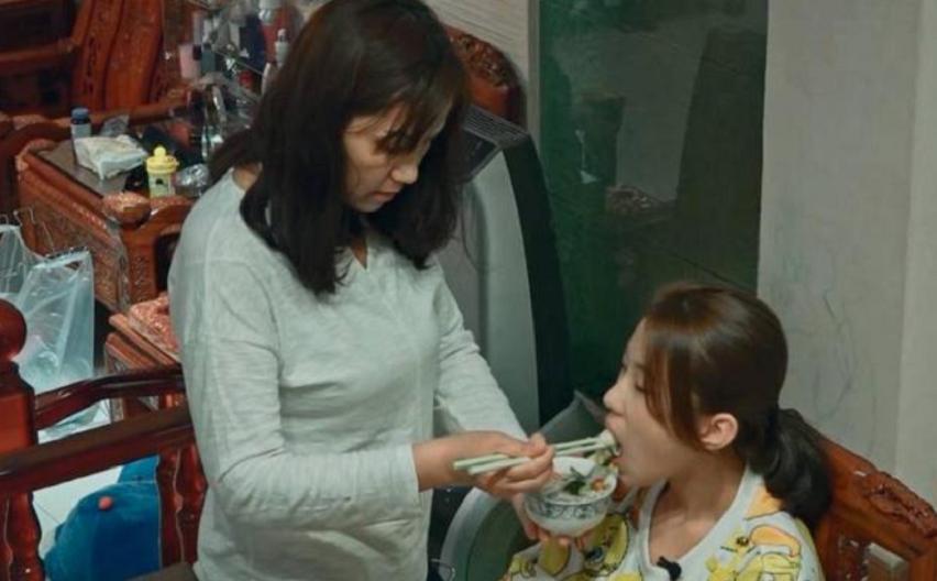 “Em bé khổng lồ” 16 tuổi vẫn được bảo mẫu bón cơm, cắt móng chân, tiêu vặt gần 200 triệu đồng/ngày hiện giờ ra sao?- Ảnh 4. “Em bé khổng lồ” 16 tuổi vẫn được bảo mẫu bón cơm, cắt móng chân, tiêu vặt gần 200 triệu đồng/ngày hiện giờ ra sao?- Ảnh 4.