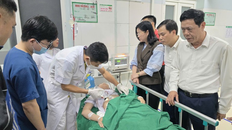 Vụ tấn công nhiều người ở Bệnh viện Sản nhi Nghệ An: Vết thương của ngành y!- Ảnh 2. Vụ tấn công nhiều người ở Bệnh viện Sản nhi Nghệ An: Vết thương của ngành y!- Ảnh 2.